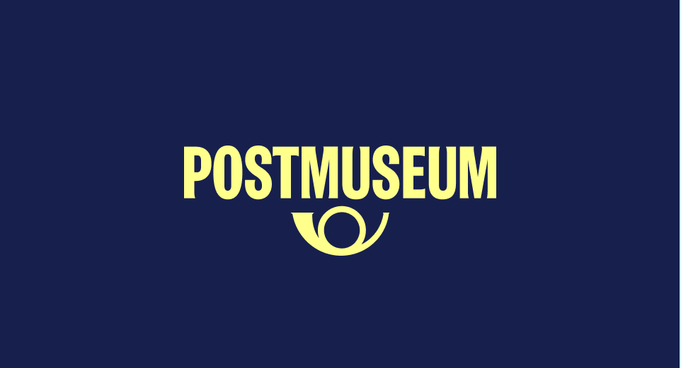 Postmuseums logotyp. Gul text mot mörkblå bakgrund.